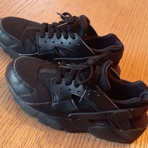 Nike Air Huarache Black on black 4.5Y
